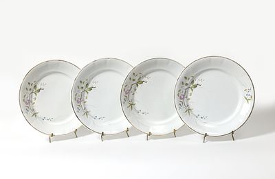 QUATRE ASSIETTES
Manufacture M.S. Kouznetsov, Riga, 1843-1917
Porcelaine peinte
Marque bleue &laquo; 