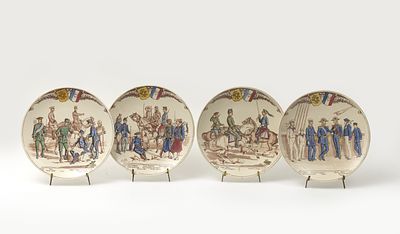 [ALLIANCE FRANCO-RUSSE]
LOT de QUATRE ASSIETTES DECORATIVES
Manufacture Sarreguemines & Digoin 