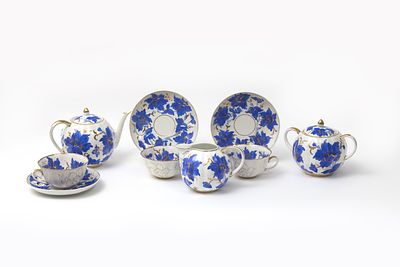 SERVICE &Agrave; TH&Eacute;
Th&eacute;i&egrave;re, sucrier (sans marque), pot &agrave; lait, trois tasses et trois soucoupes 
