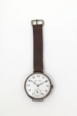 MONTRE 
Par &laquo; Paul Bhur&eacute; &raquo;
Acier
D : 4,3 cm
ЧАСЫ 
Марка &laquo;Павел Буре&raquo;
Металл, сохранен фрагмент 