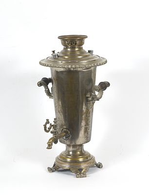 SAMOVAR
Russie, XIXe si&egrave;cle
M&eacute;tal
44,5 х 21 cm, en l’&eacute;tat
САМОВАР
Россия, XIX век
Металл
44,5 