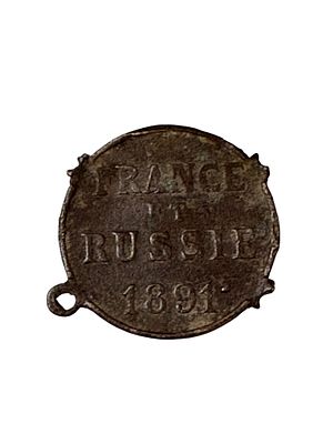 [MARINE]
LOT : 1) INSIGNE de capitaine avec un navire, m&eacute;tal, 4,5 &times; 4 cm, A.B.E. 2) JETON &laquo; 