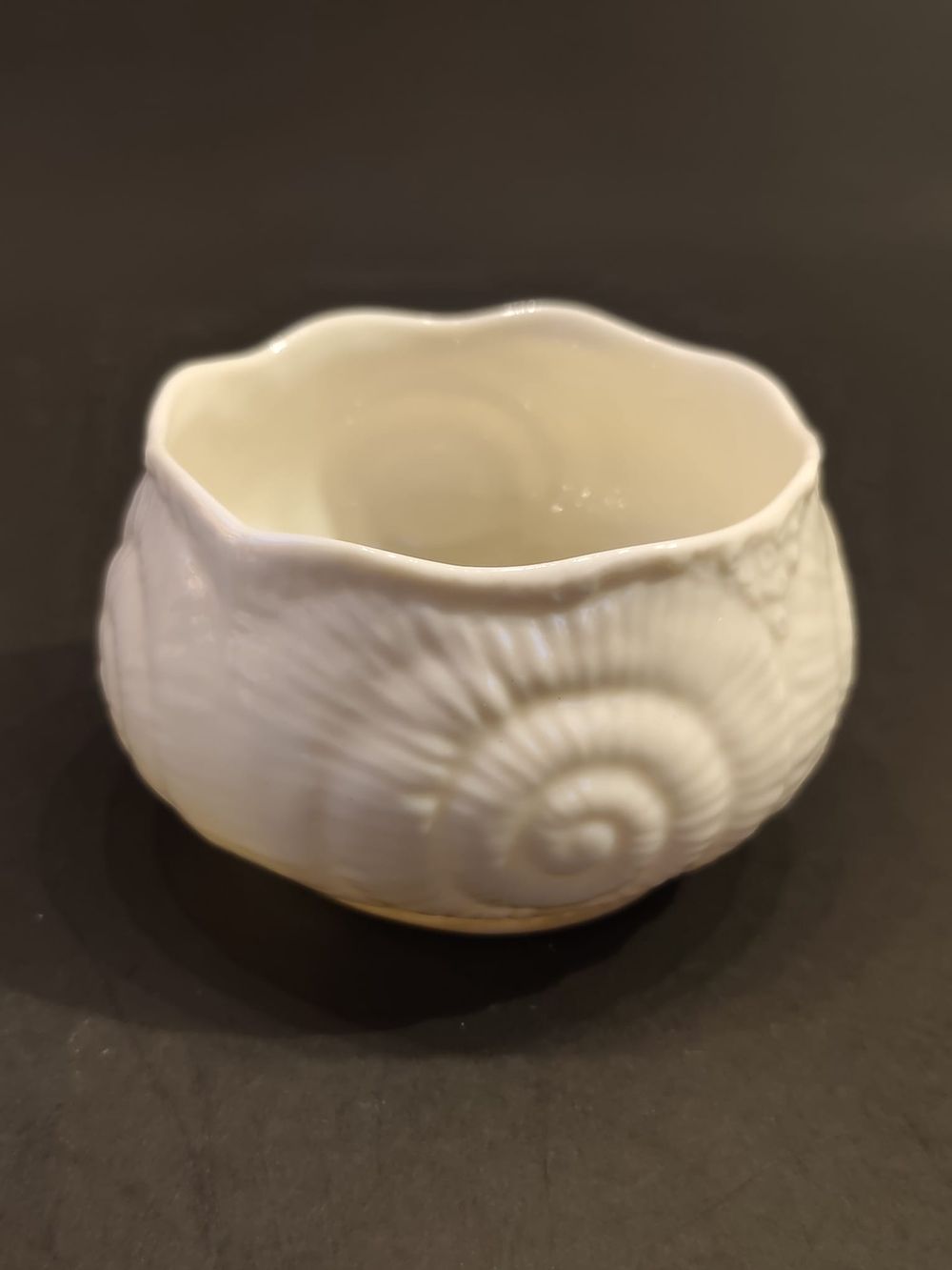 Belleek sugar bowl, Neptune Shell pattern. 7th period. Brown Mark (1980-1993). Height: 2,0" / 5 