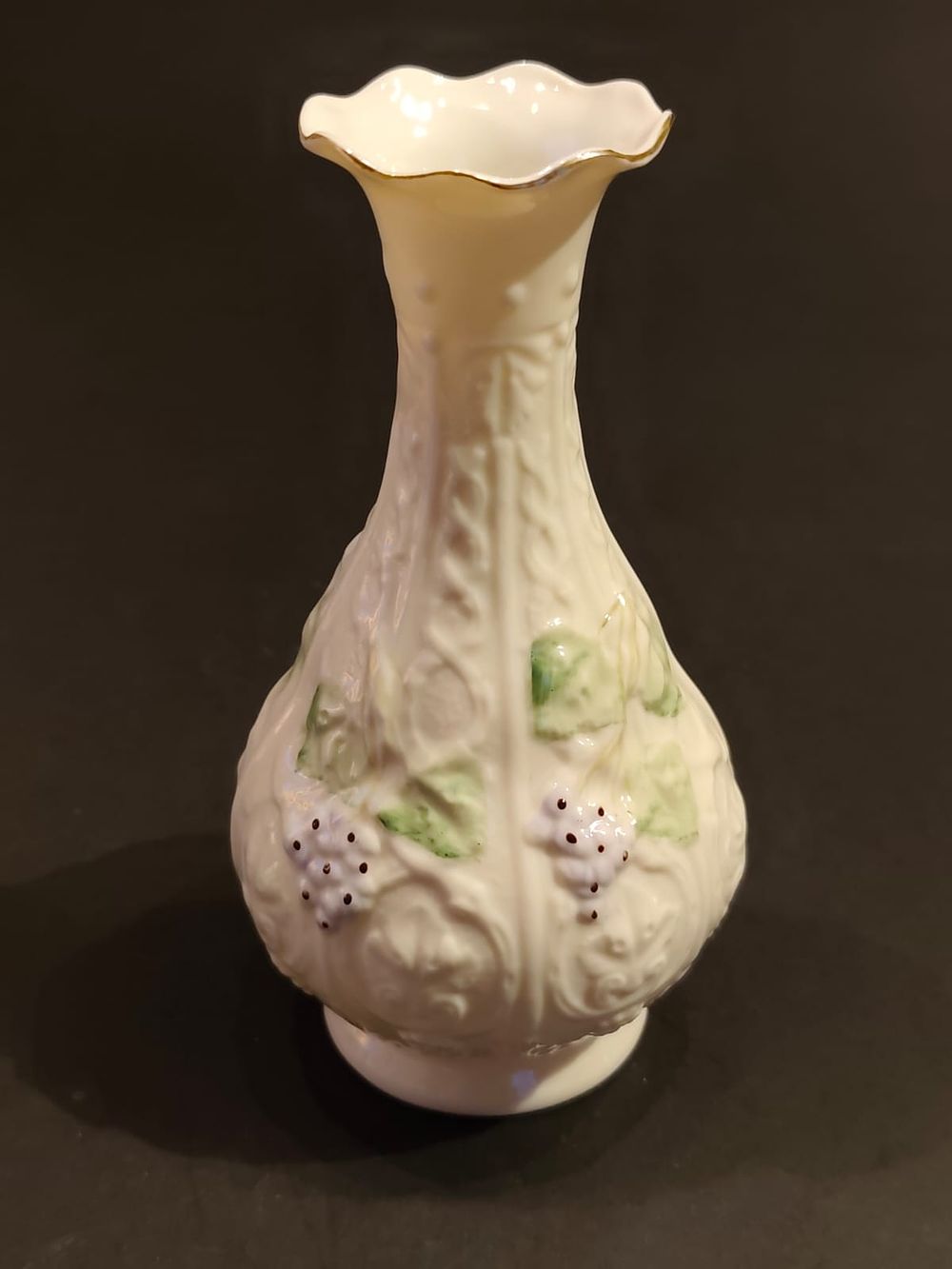 Belleek vase. Irish Grape and Vine pattern. 7th period. Brown Mark (1980-1993). Height: 7,0" / 