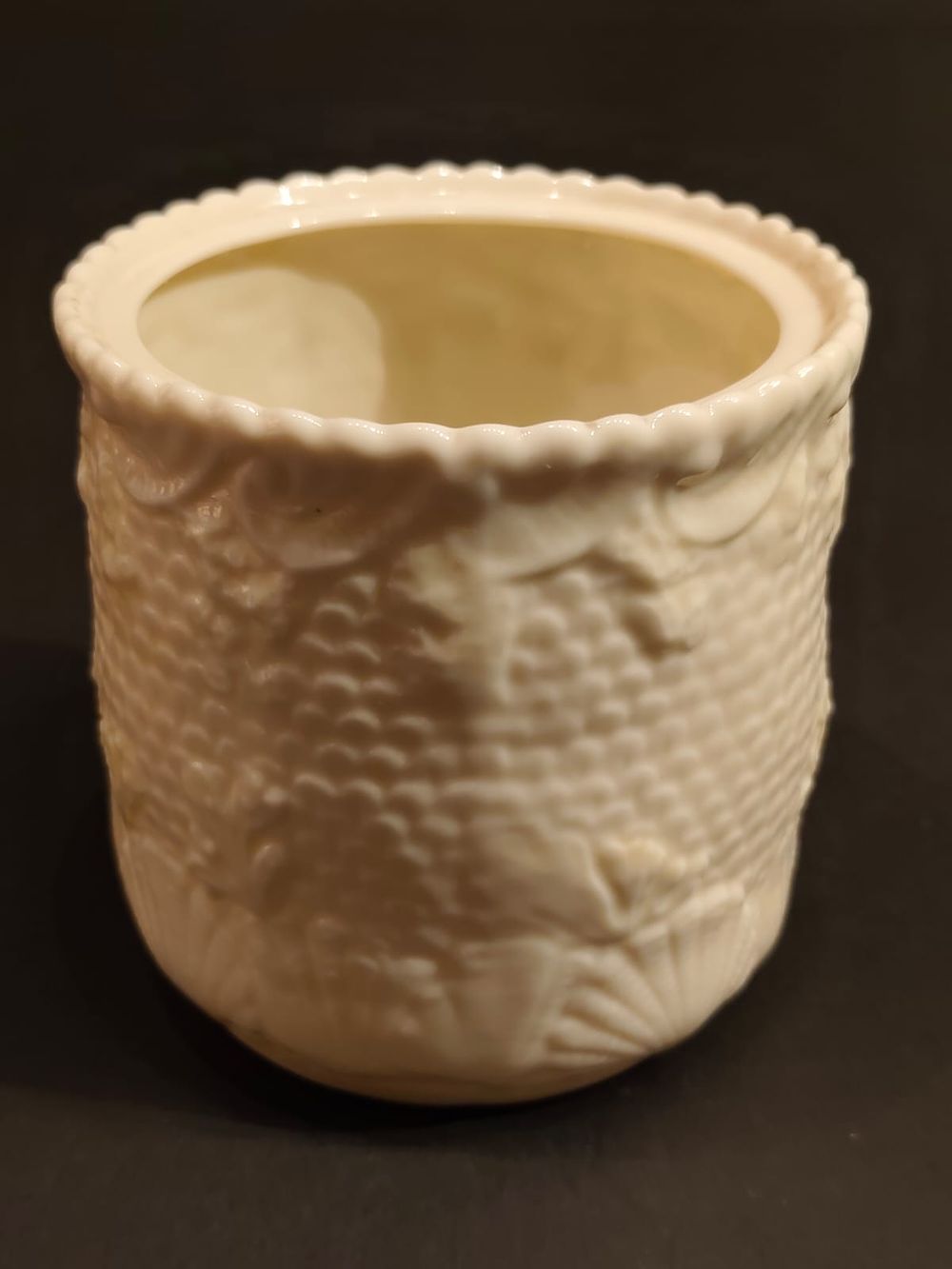 Belleek biscuit barrel pot, Shell pattern. 7th period. Brown Mark (1980-1993). Height: 5,0" / 