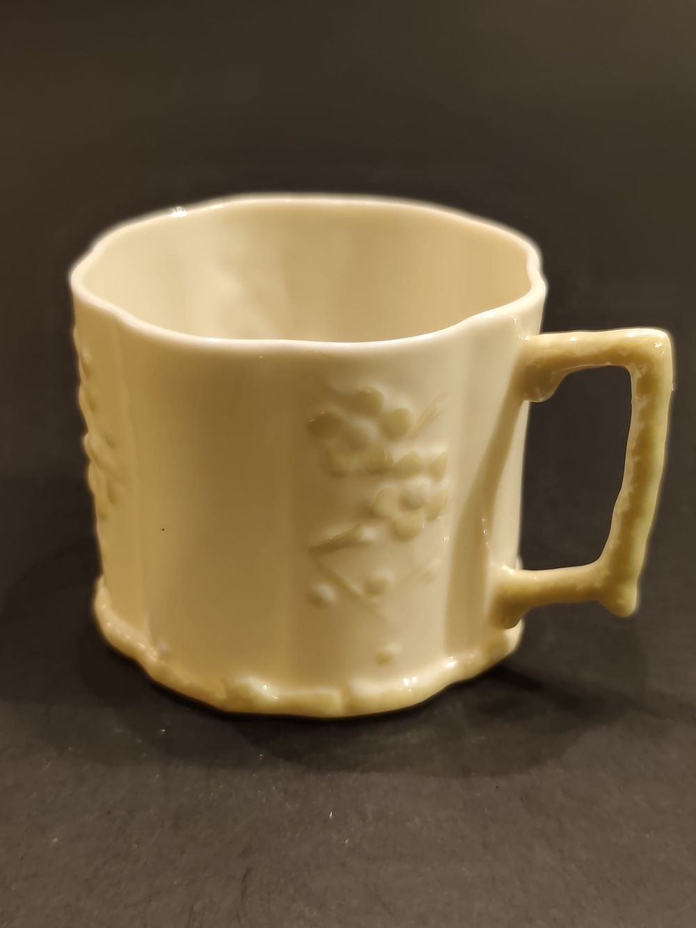 Belleek mug. Thorn Limpet pattern. 5th period. Green Mark (1955-1965). Height: 2,2" / 5,5 cm 