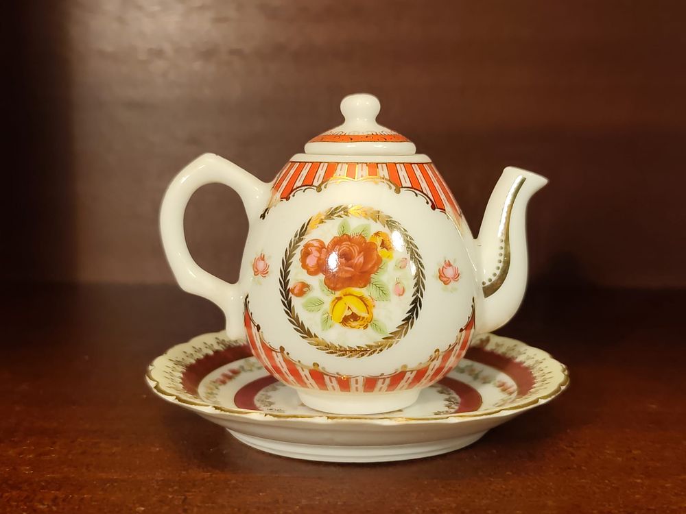 Miniature tea-pot with oriental saucer.