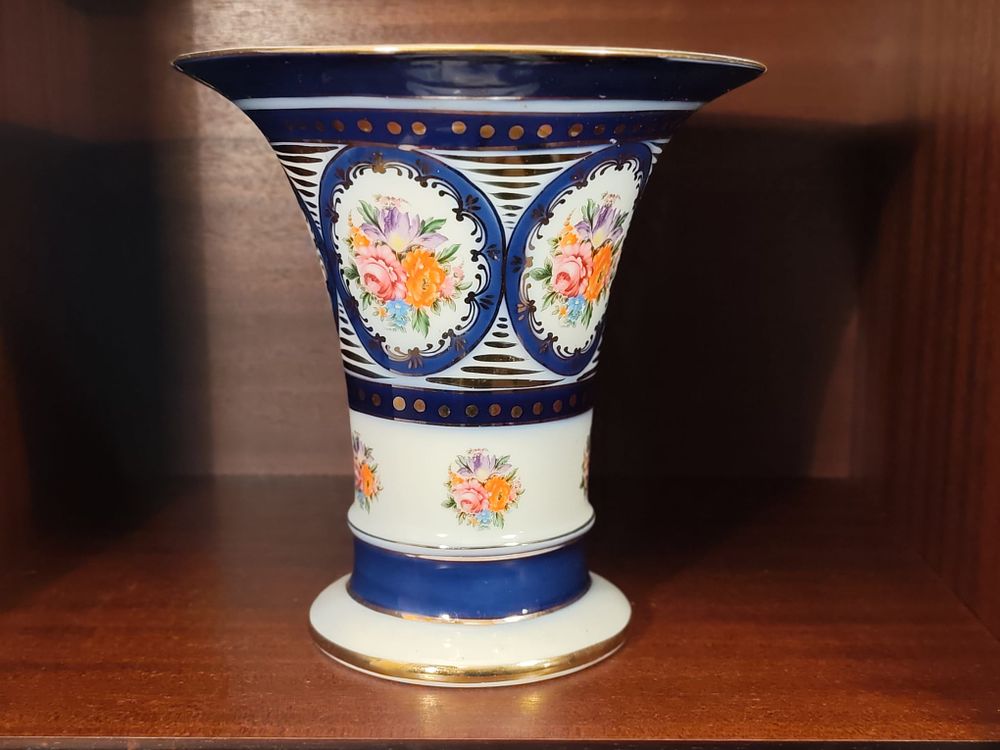 Vintage Regent Roselle OCC & Co (Staffordshire) flower vase.