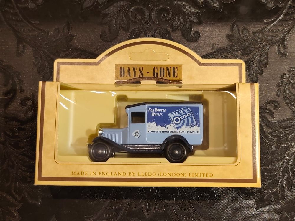 Ford Van Model "A" (1934) by LLEDO (Days Gone). OXYDOL (13030)