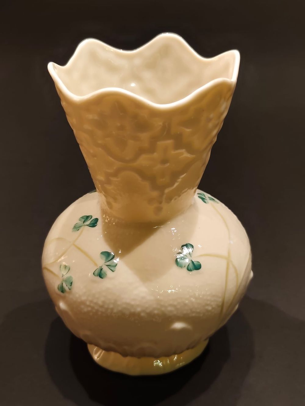 Belleek vase, Fields of Shamrock pattern. 7th period. Brown Mark (1980-1993). Height: 5,95" / 