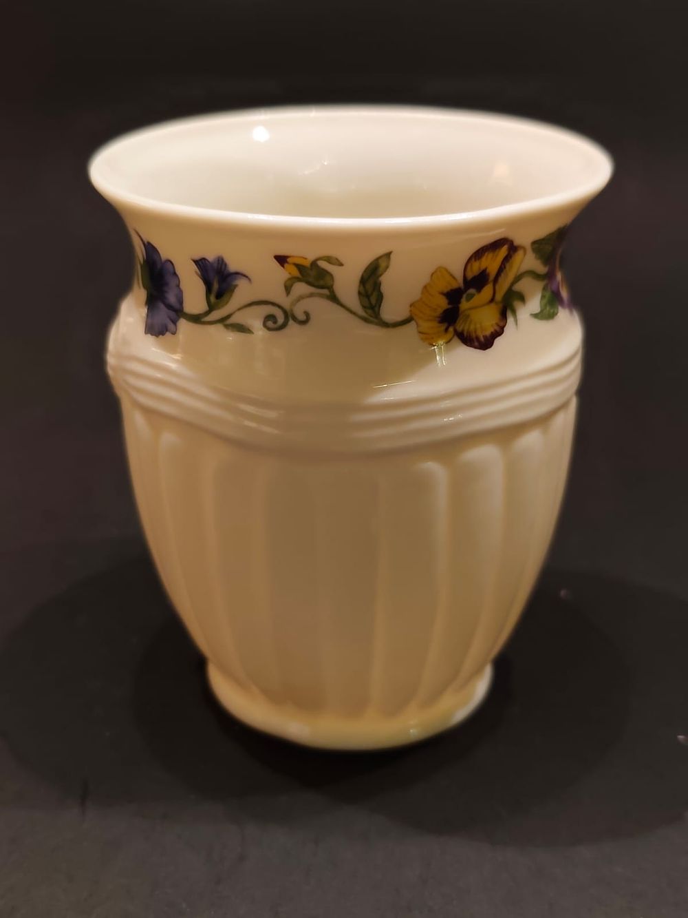 Belleek sugar bowl, Enchanted Garden pattern. 9th period. Second Blue Mark (1997-2000). Height: 