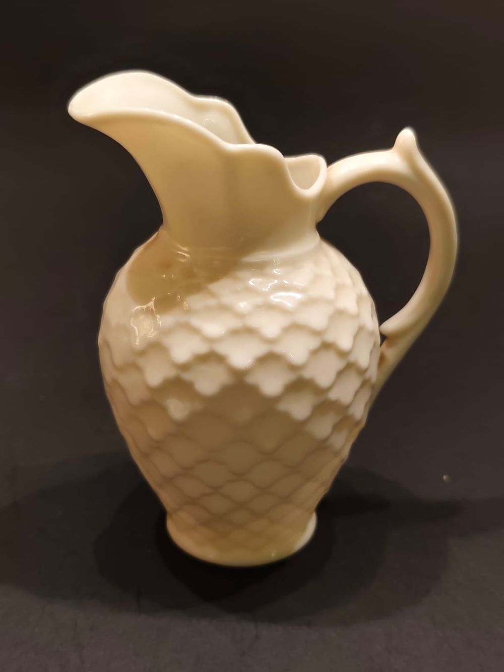 Belleek creamer, Rathmore pattern. 7th period. Brown Mark (1980-1993). Height: 4,0" / 10,0 cm