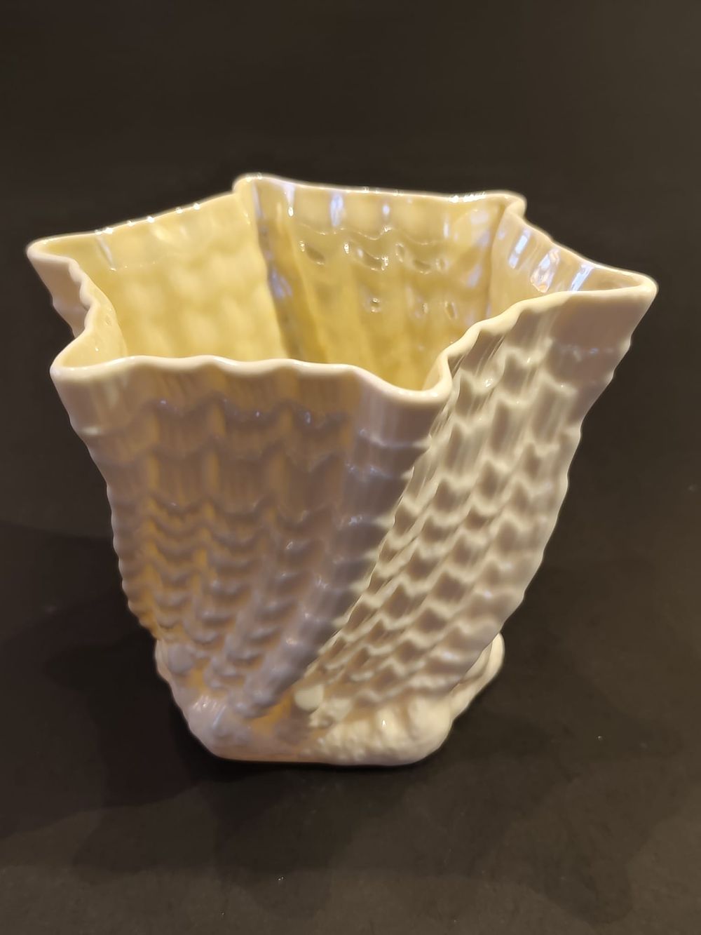 Belleek vase, Limpet Hexagonal Twist pattern. 7th period. Brown Mark (1980-1993). Height: 4,2" 