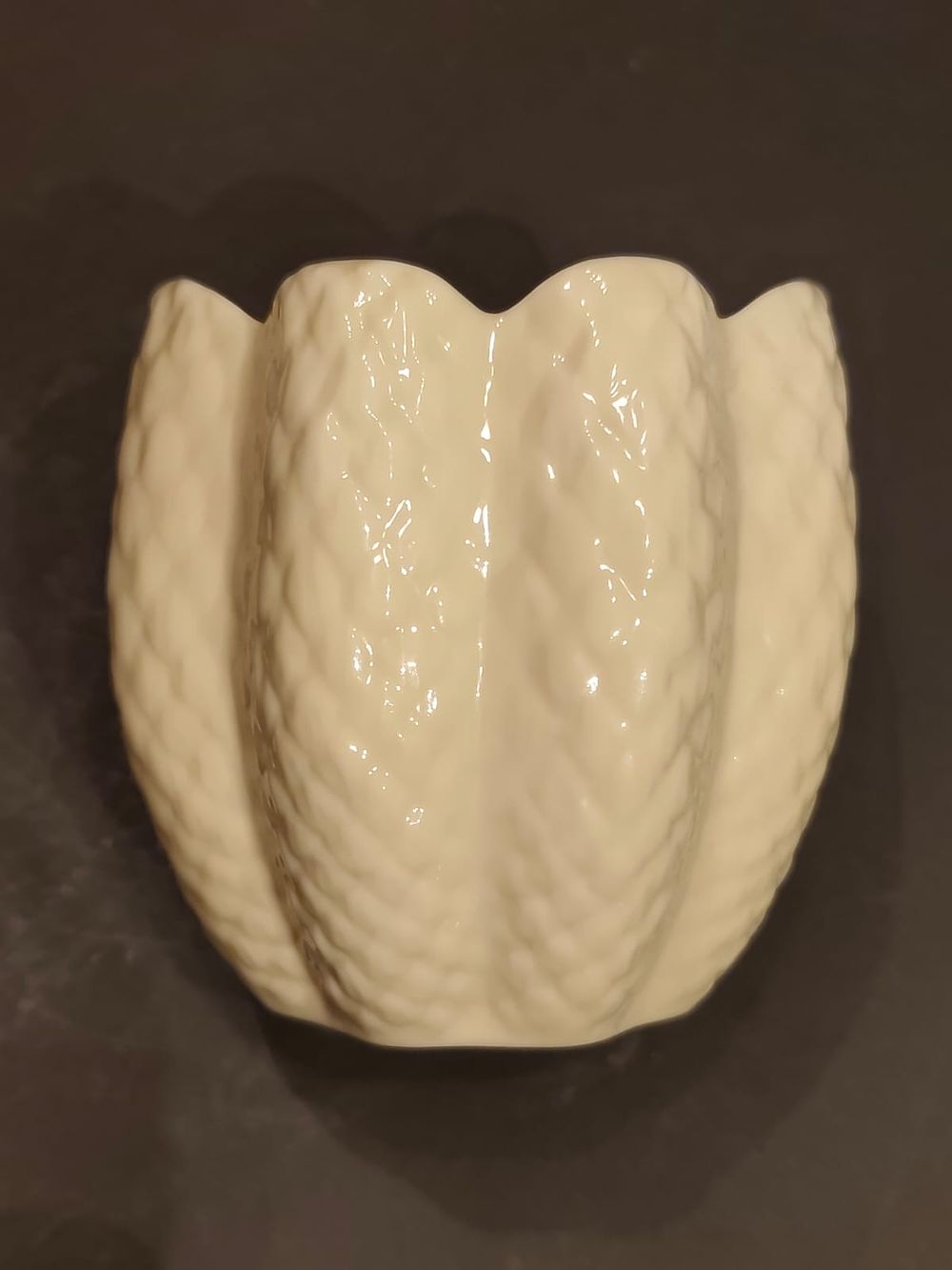 Belleek flower pot / planter, jardiniere. Tulip Cone pattern. 6th period. Green Mark 