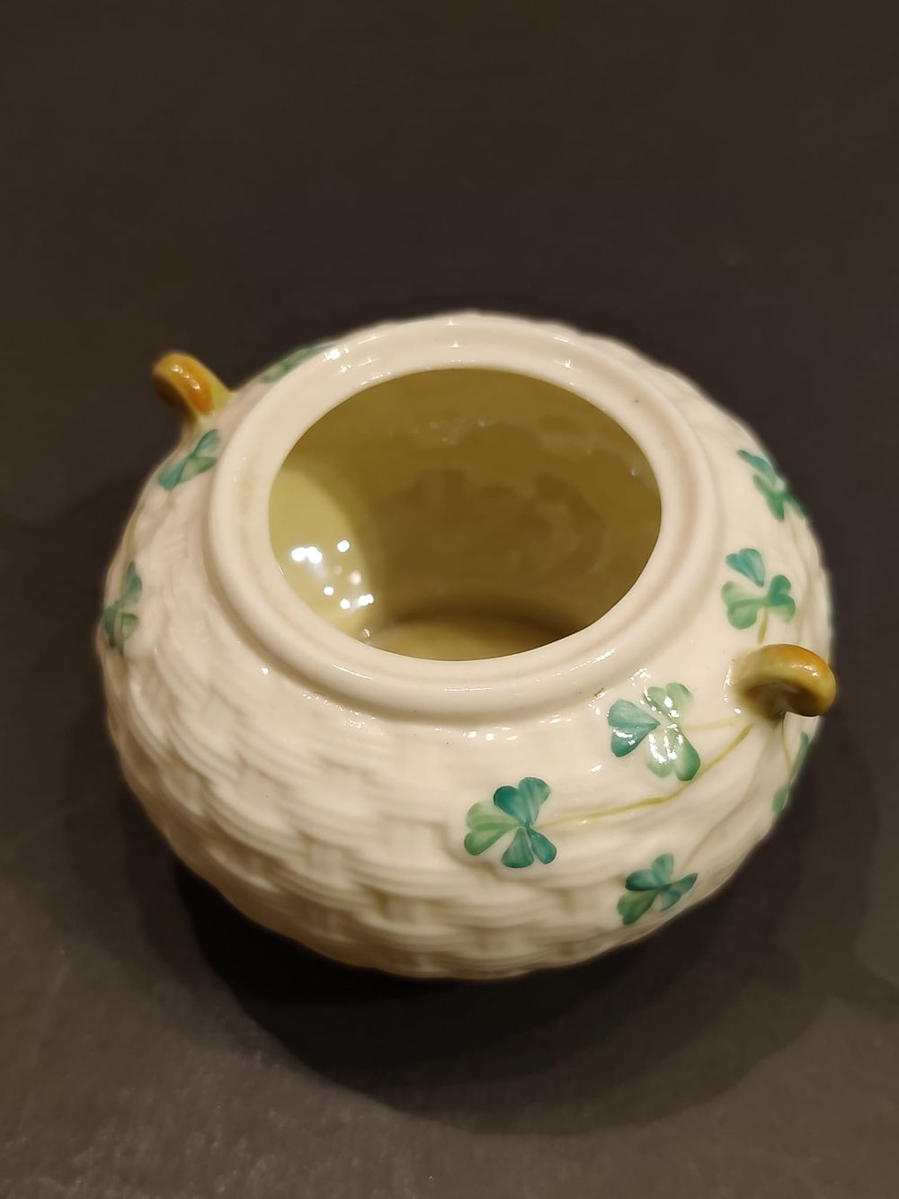 Belleek sugar bowl. Fields of Shamrock pattern. 4th period. Green Mark (1946-1955). Height: 2 