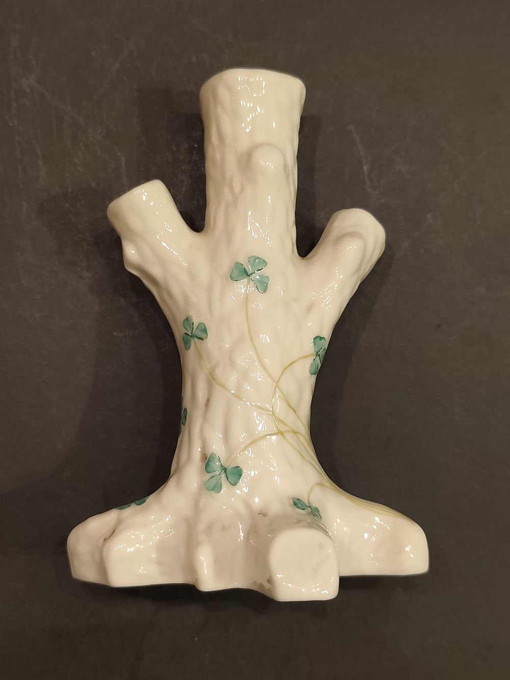 Belleek tree trunk vase. Fields of Shamrock pattern. 5th period. Green Mark (1955-1965). 