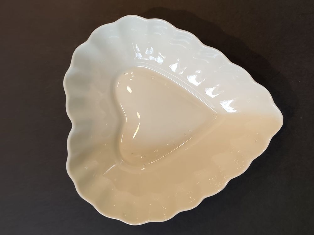 Belleek heart shaped bowl / candy dish, 7th period. Brown Mark (1980-1993). Height: 1,8" / 4,5 