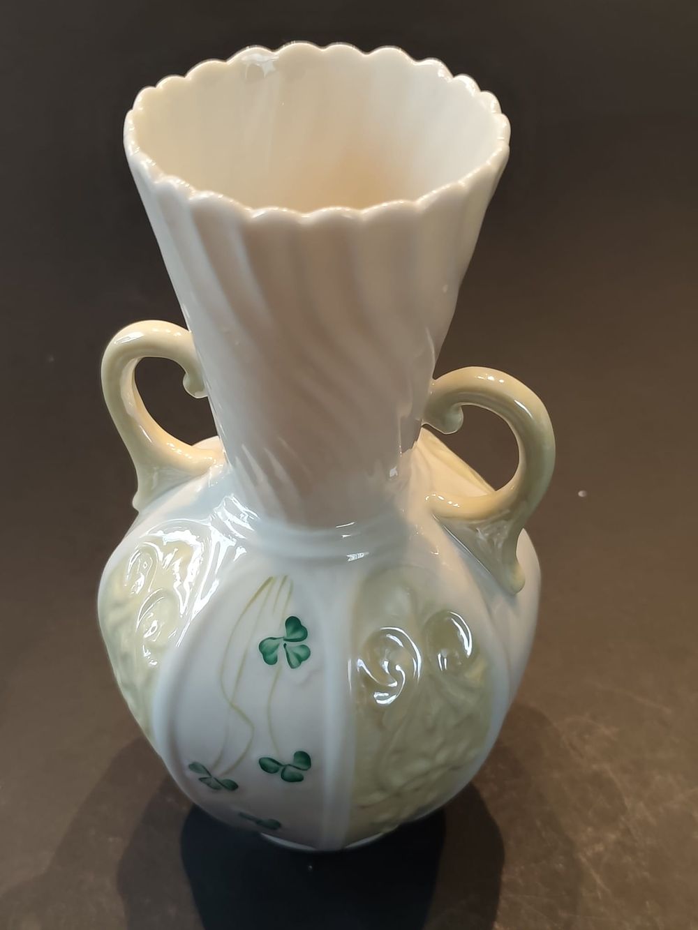 Belleek vase, Fields of Shamrock pattern. 6th period. Green Mark (1965-1980). Height: 8,0" / 20 