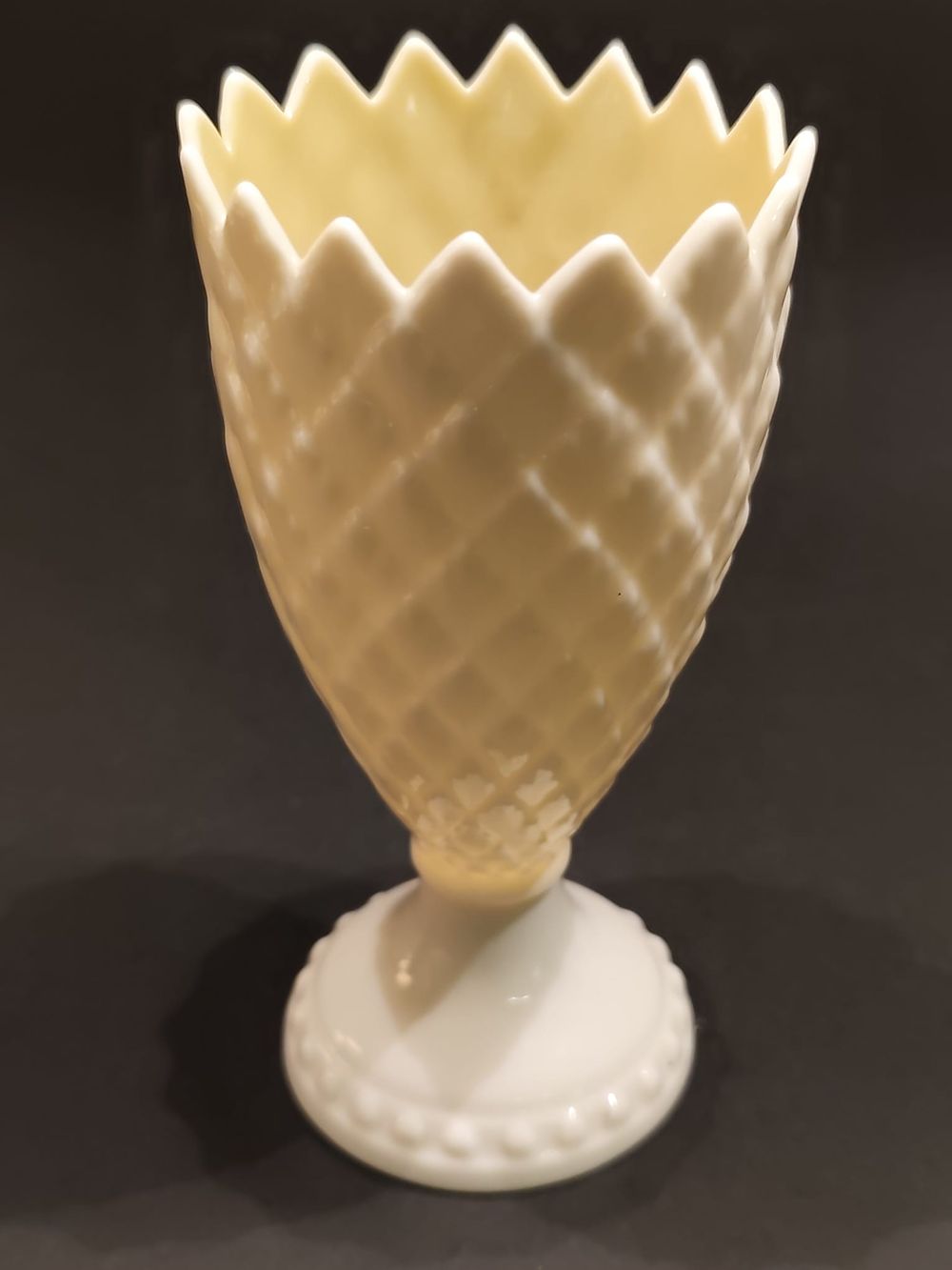 Belleek pedestal vase, Thistle Feather pattern. 6th period. Green Mark (1965-1980). Height: 5 