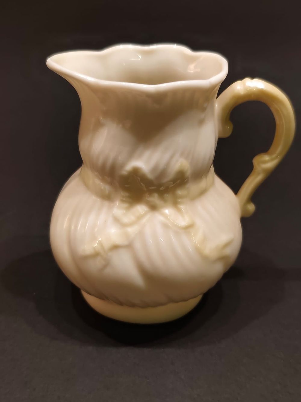Belleek creamer, Ribbon and Bow pattern. 6th period. Green Mark (1965-1980). Height: 3,25" / 8 