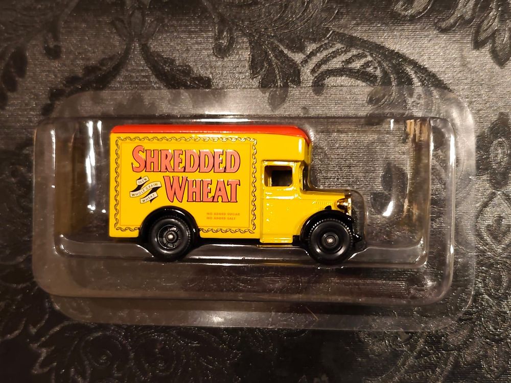 Dennis Parcels Van by LLEDO (Days Gone by Classic Trucks & Vans Magazine). Issue no.11, Shredded 