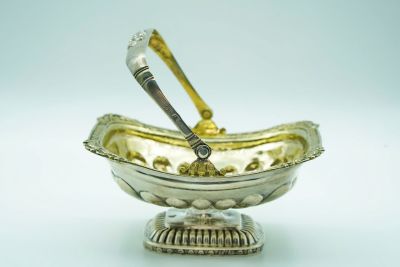 1827г. Изящная икорница. Серебро 84, позолота. Москва. Видео можно посмотреть здесь:
<a