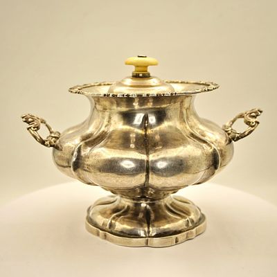 1847 Ваза/сахарница с крышкой в стиле рококо. Серебро 84. Москва. Высота 11 см., длина с ручками