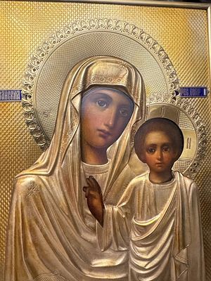 1898 Шикарная икона Казанской божьей матери. Серебро 84, Эмаль А. Чеварзин
. Размер 22х18см. 