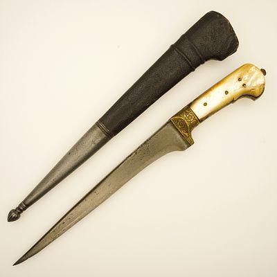 18-19 век. Булатный каруд (прямой пешкабз) с перламутровой рукояткой. Общая длина 39см, длина 