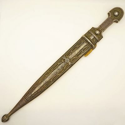 19 век. Красивый старинный грузинский кинжал в серебре. Общая длина в ножнах 48см, Клинок 32см 