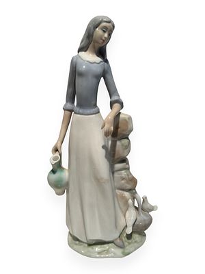 Lladro 'The Jug Carrier Woman' Porcelain Figurine, Model 4875. A Lladro glazed porcelain 