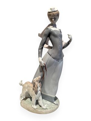 Lladro 'Lady with Shawl' Glazed Porcelain Figurine, Model 4914. A Lladro glazed porcelain 