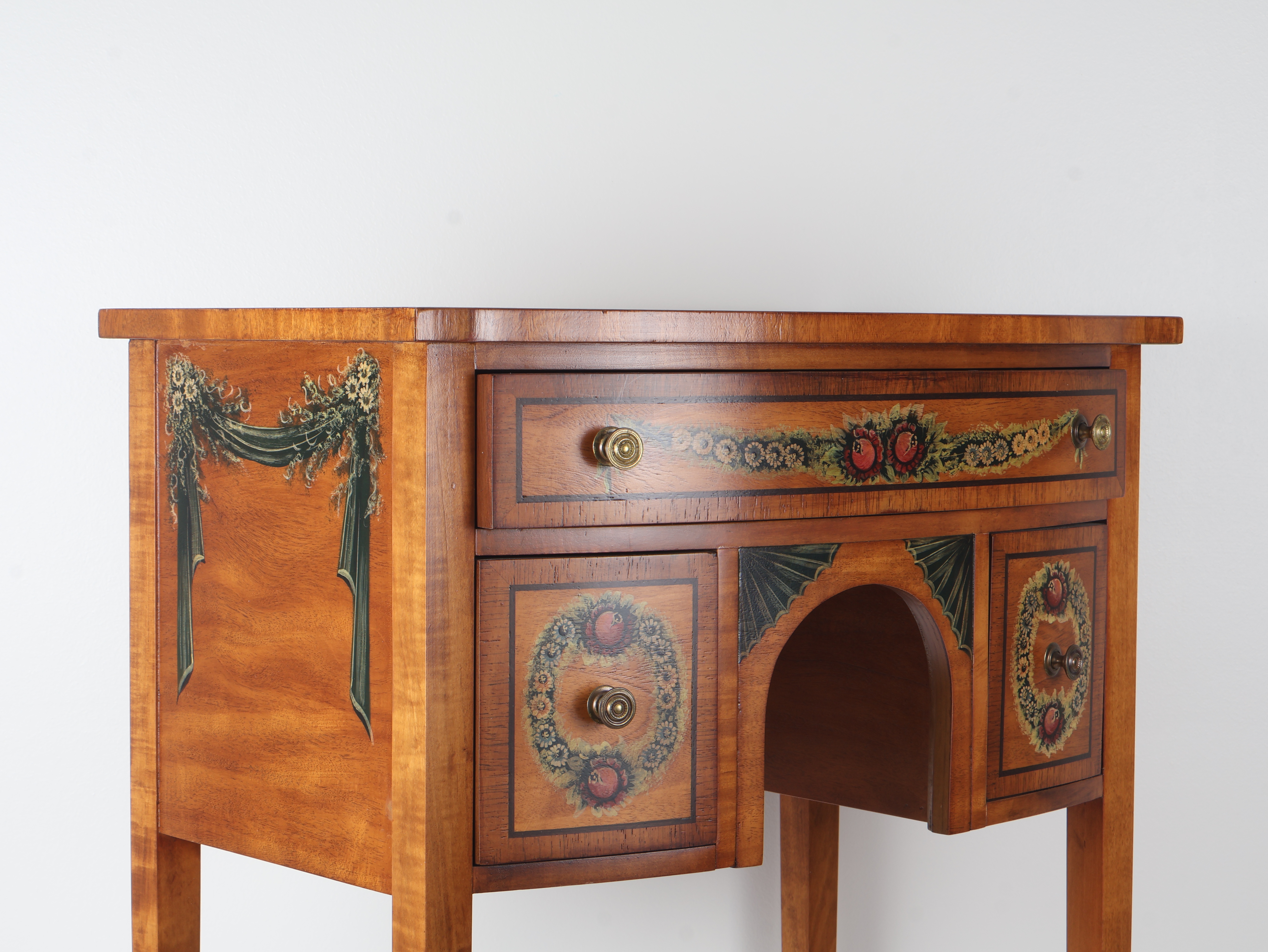 Wellington Hall Reproduction Federal Style Painted Bow-Front Dressing Table