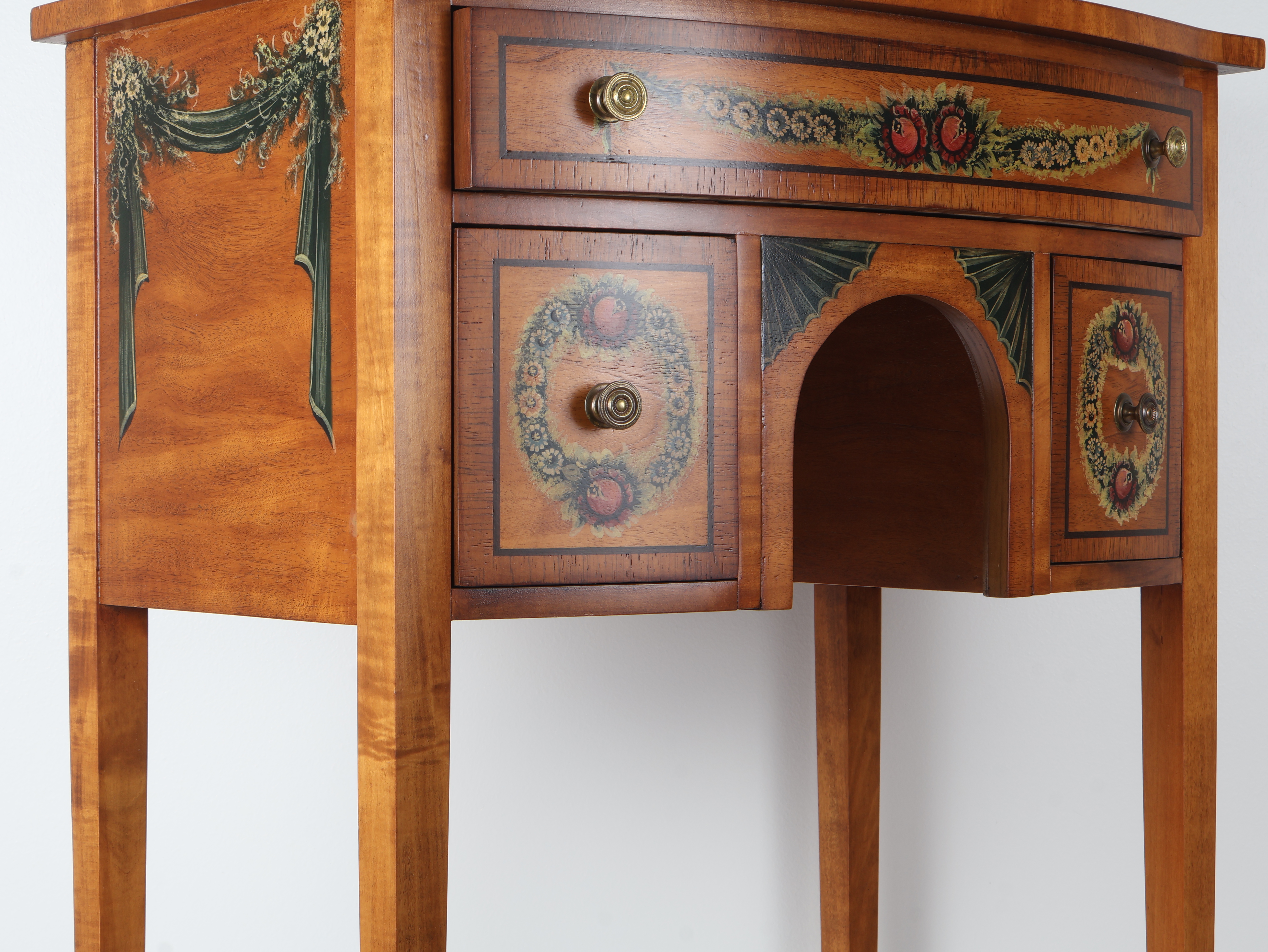 Wellington Hall Reproduction Federal Style Painted Bow-Front Dressing Table