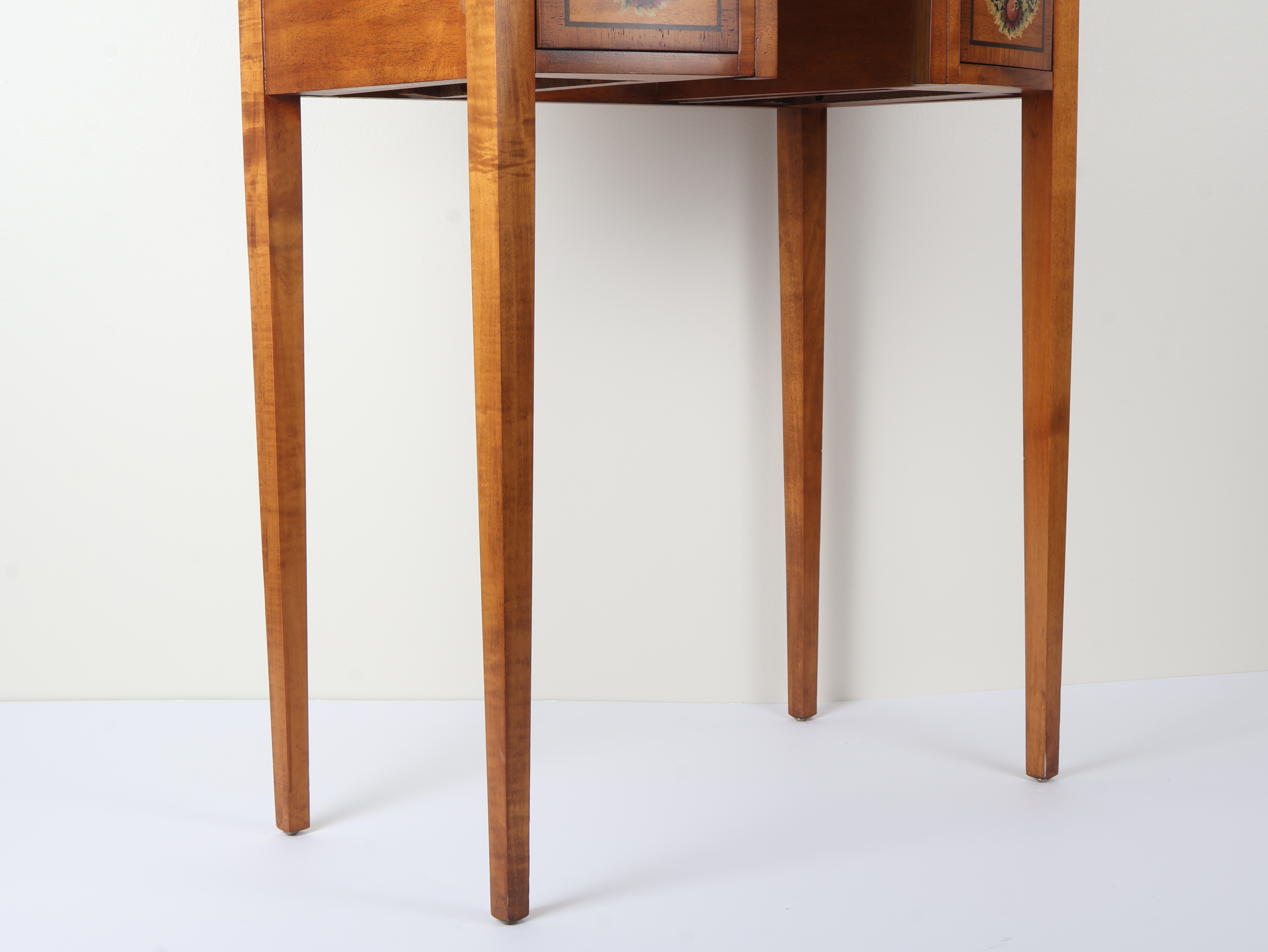 Wellington Hall Reproduction Federal Style Painted Bow-Front Dressing Table