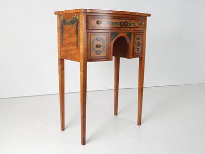 Wellington Hall Reproduction Federal Style Painted Bow-Front Dressing Table. A Wellington Hall 