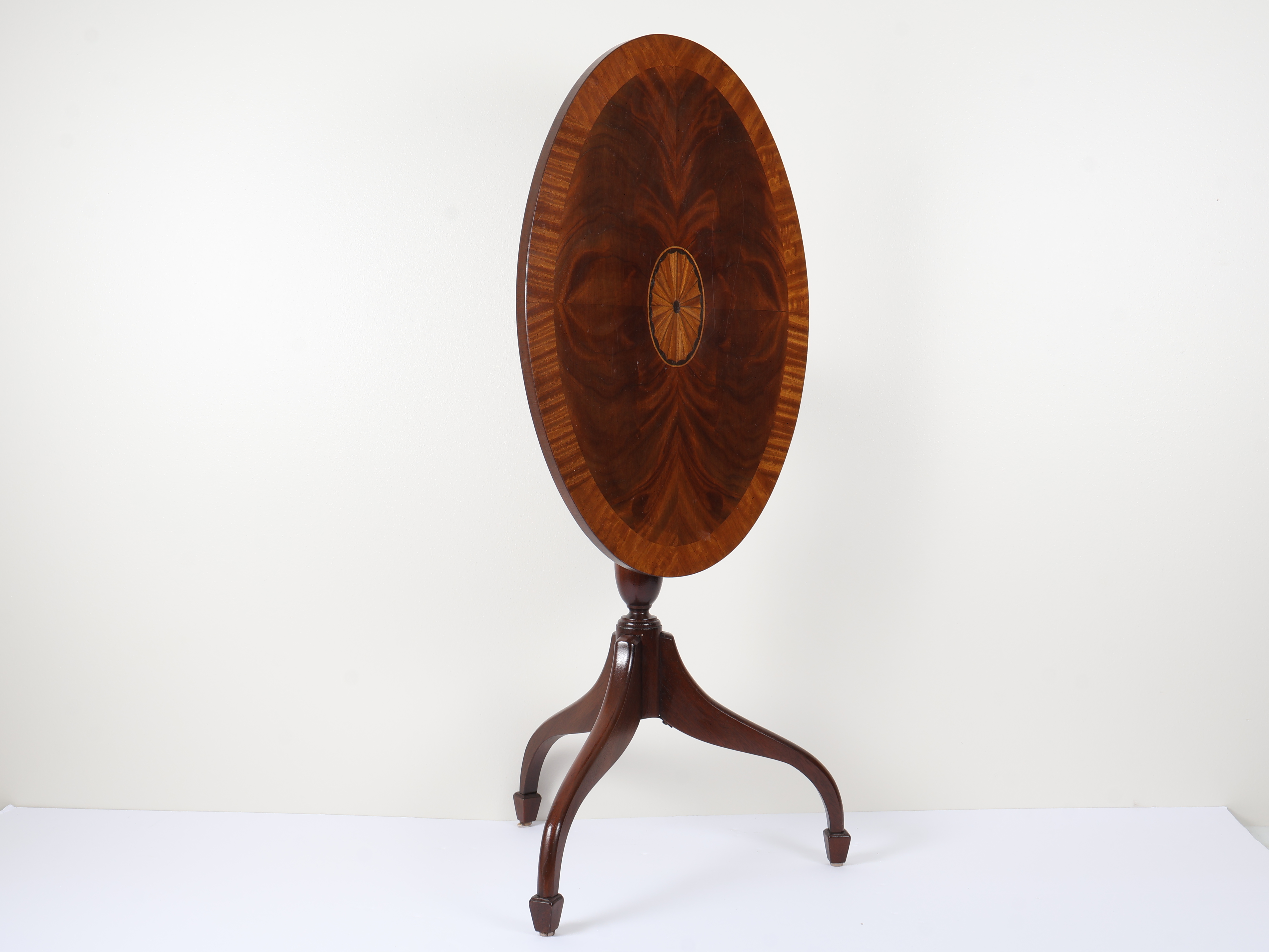Federal-Style Mahogany Tilt-Top Wine Table with Inlaid Patera Medallion