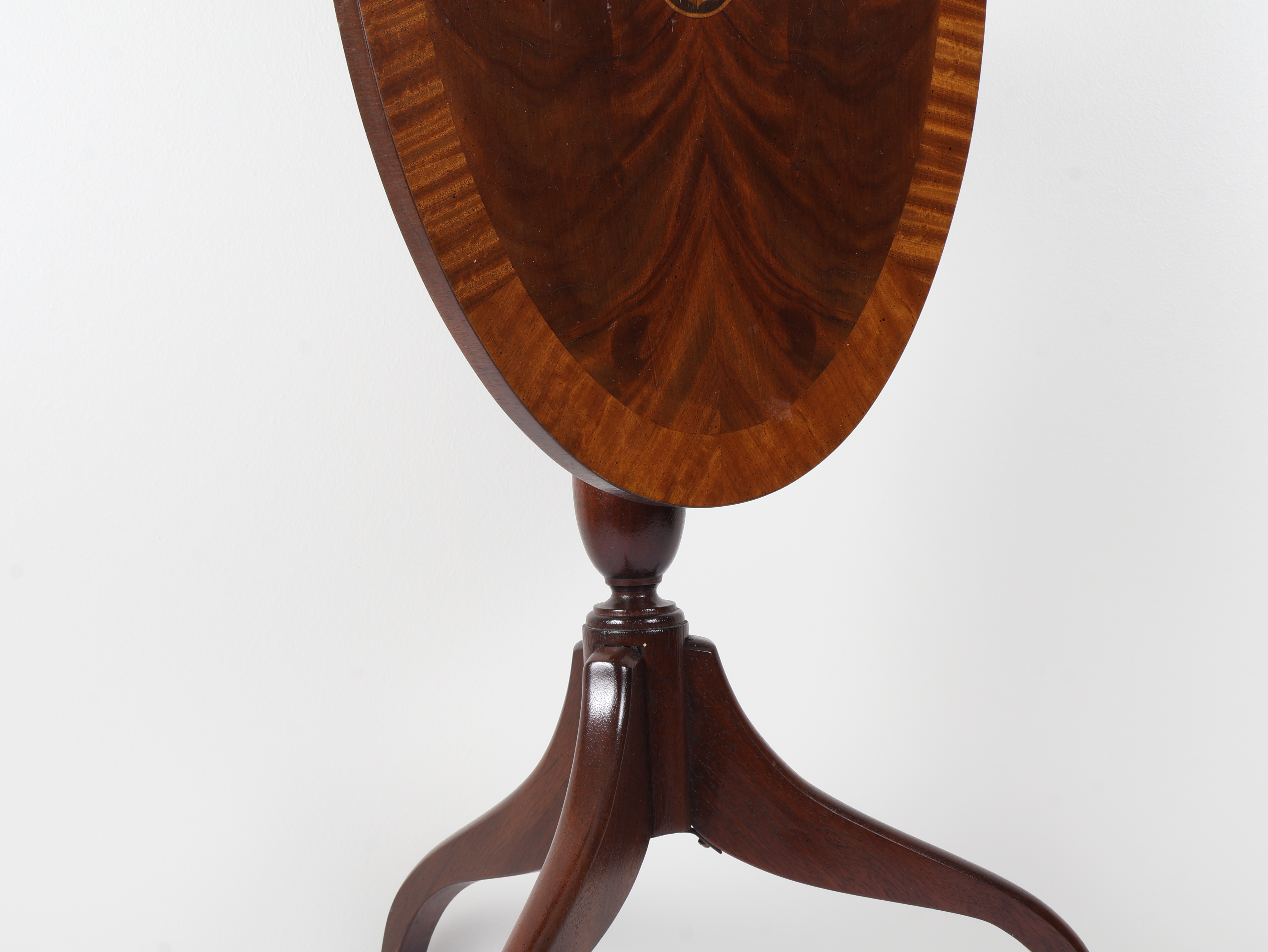 Federal-Style Mahogany Tilt-Top Wine Table with Inlaid Patera Medallion