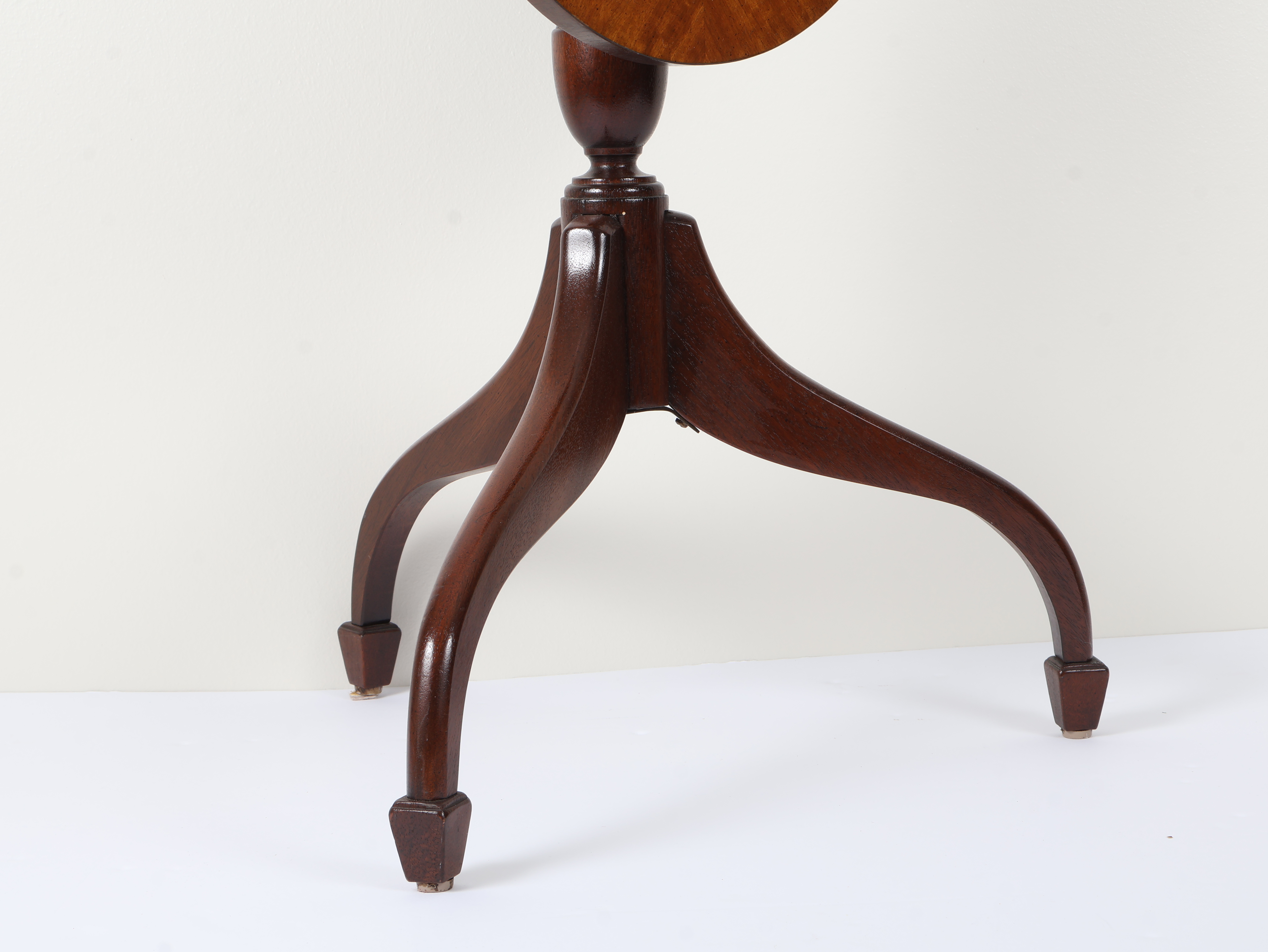 Federal-Style Mahogany Tilt-Top Wine Table with Inlaid Patera Medallion