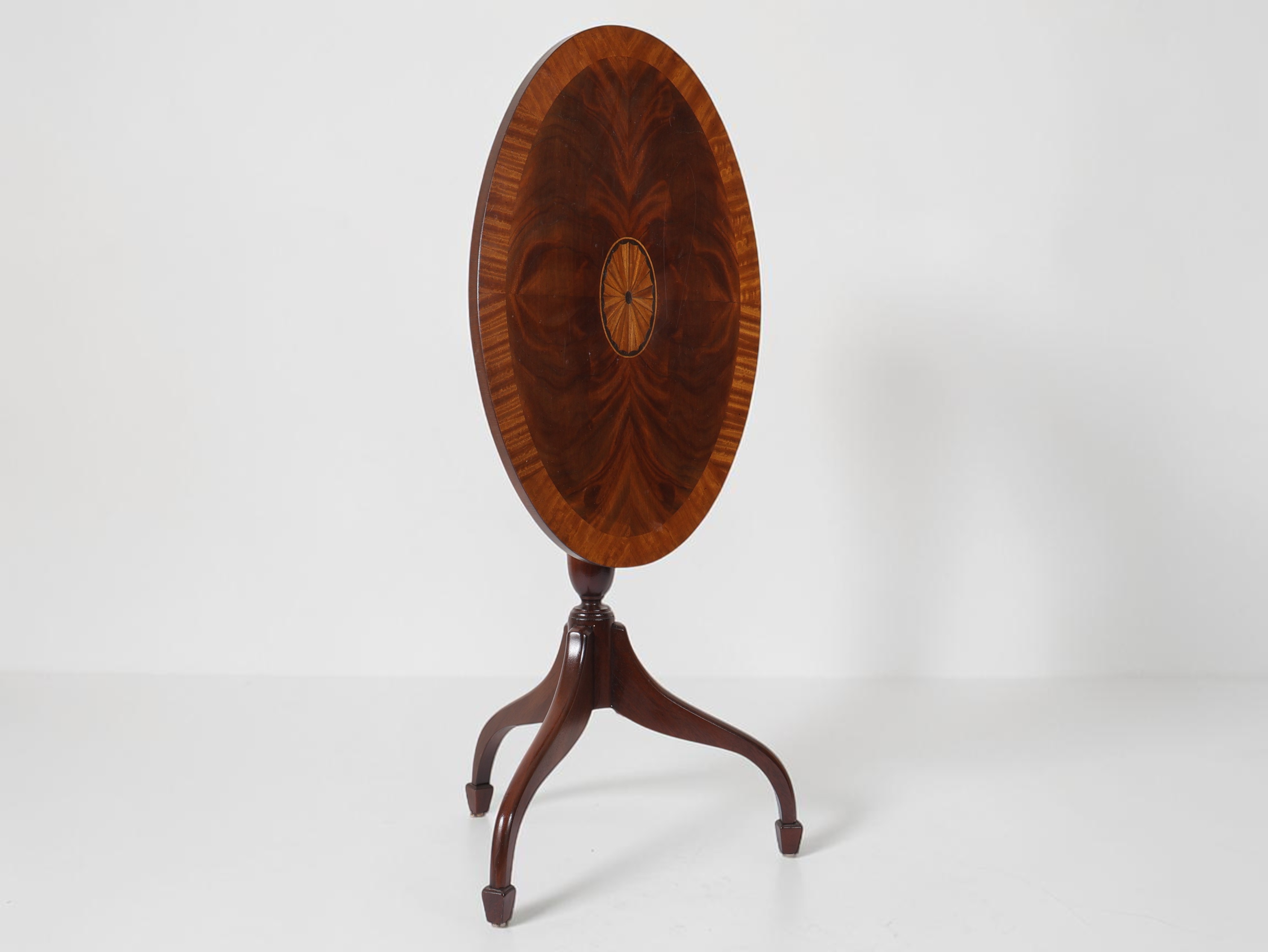 Federal-Style Mahogany Tilt-Top Wine Table with Inlaid Patera Medallion