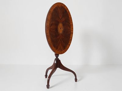 Federal-Style Mahogany Tilt-Top Wine Table with Inlaid Patera Medallion. A Federal-style 