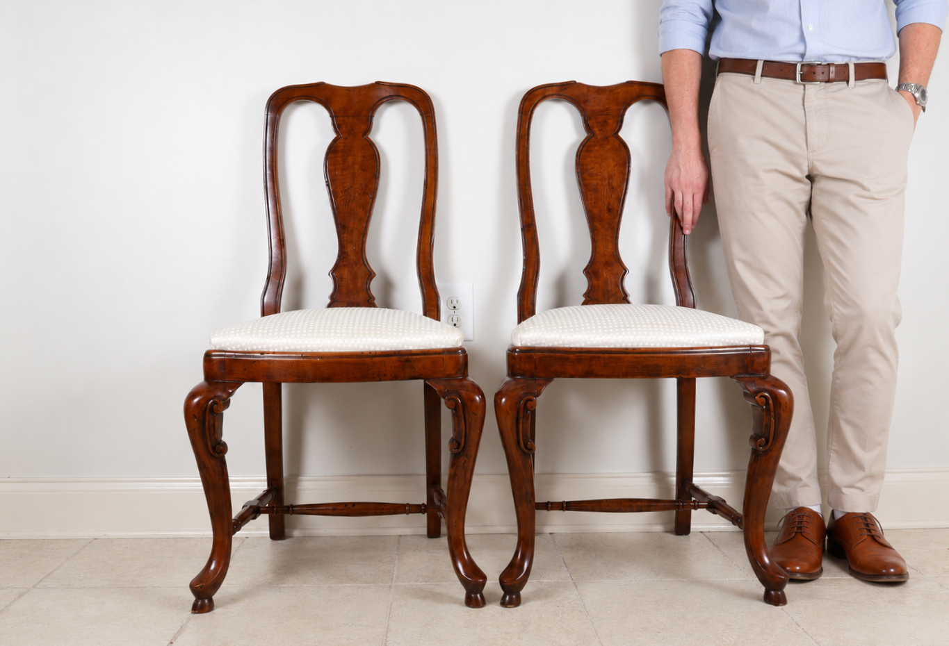 A Pair of Mahogany Queen Anne Style Side Chairs with Shell-Carved Knees