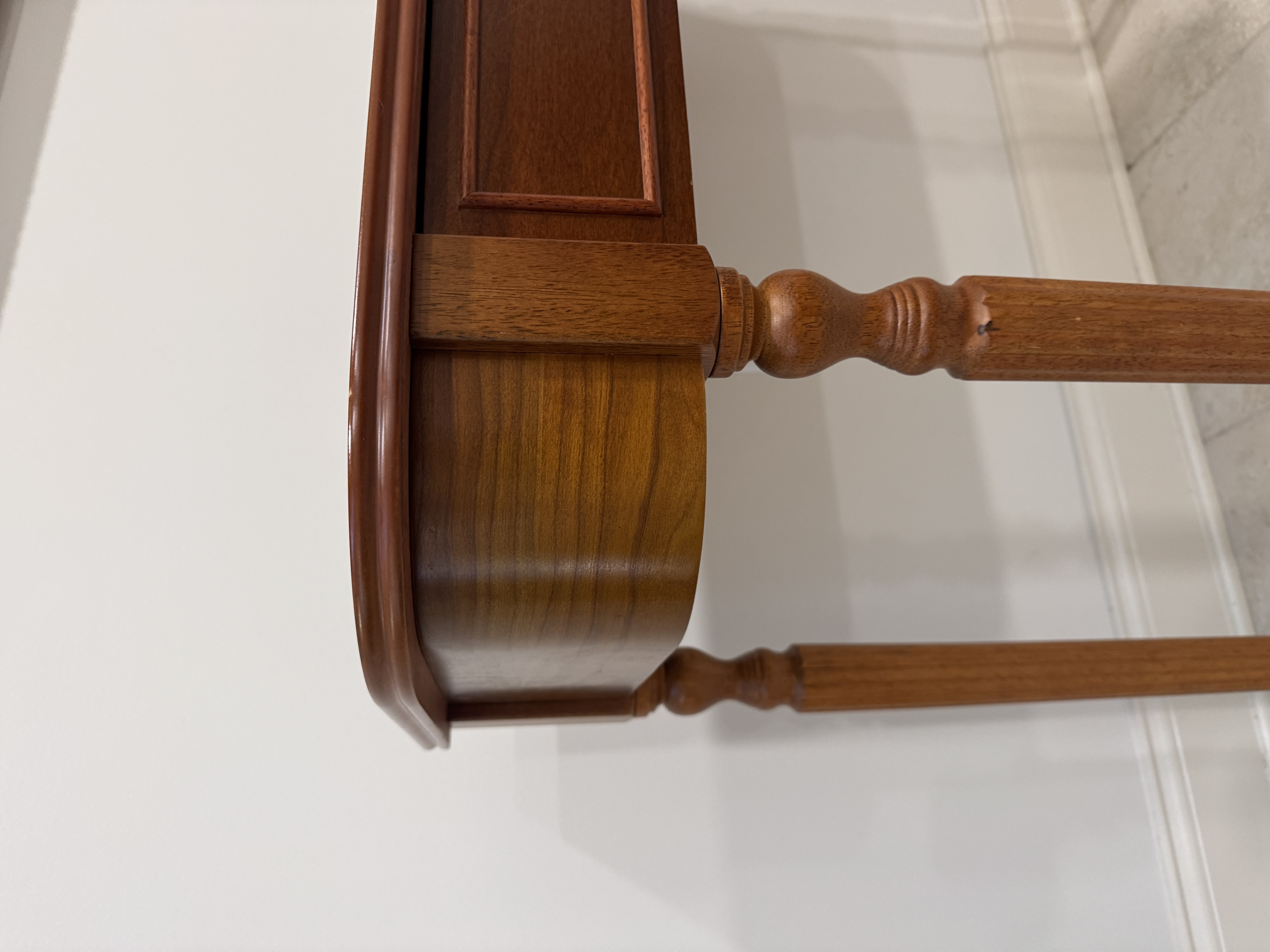 The Bombay Company Traditional Mahogany-Toned Console Table