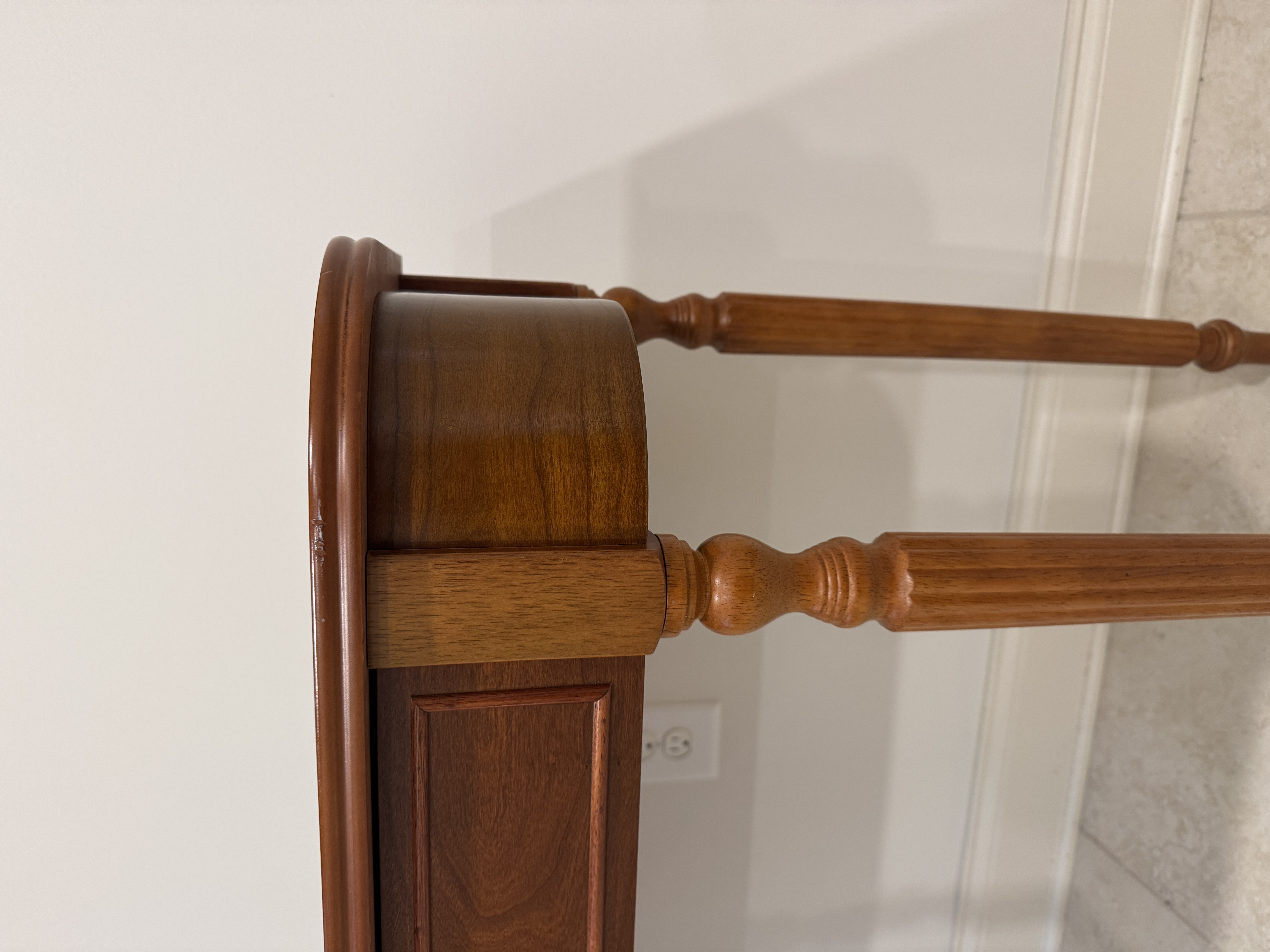 The Bombay Company Traditional Mahogany-Toned Console Table