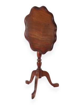 Chippendale Style Mahogany Tilt-Top Piecrust Side Table. A mahogany tilt-top side table or 