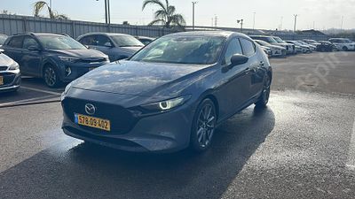 מאזדה 3 מודל 2021. 78,758 ק"מ, יד רביעית. מחיר מחירון: ₪89,000. תיבת הילוכים: אוטומטי
צבע: כחול 
