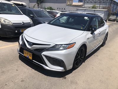 טויוטה קאמרי היבריד מודל 2021. 93,986 ק"מ, יד שנייה. מחיר מחירון: ₪172,000. תיבת הילוכים: 