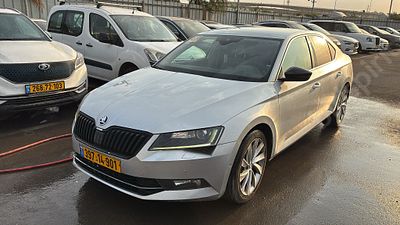 סקודה סופרב מודל 2018. 126,849 ק"מ, יד שלישית. תיבת הילוכים: אוטומטי
צבע: כסוף, מנוע: בנזין 