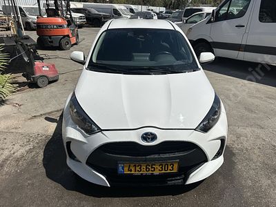 טויוטה יאריס מודל 2023. 49,454 ק"מ, יד ראשונה. מחיר מחירון: ₪100,100. תיבת הילוכים: אוטומטי 