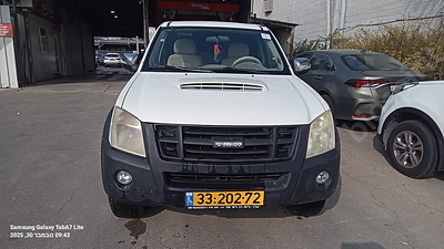 איסוזו די מקס מודל 2010. 438,060 ק"מ, יד רביעית. מחיר מחירון: ₪46,500. תיבת הילוכים: אוטומטי 